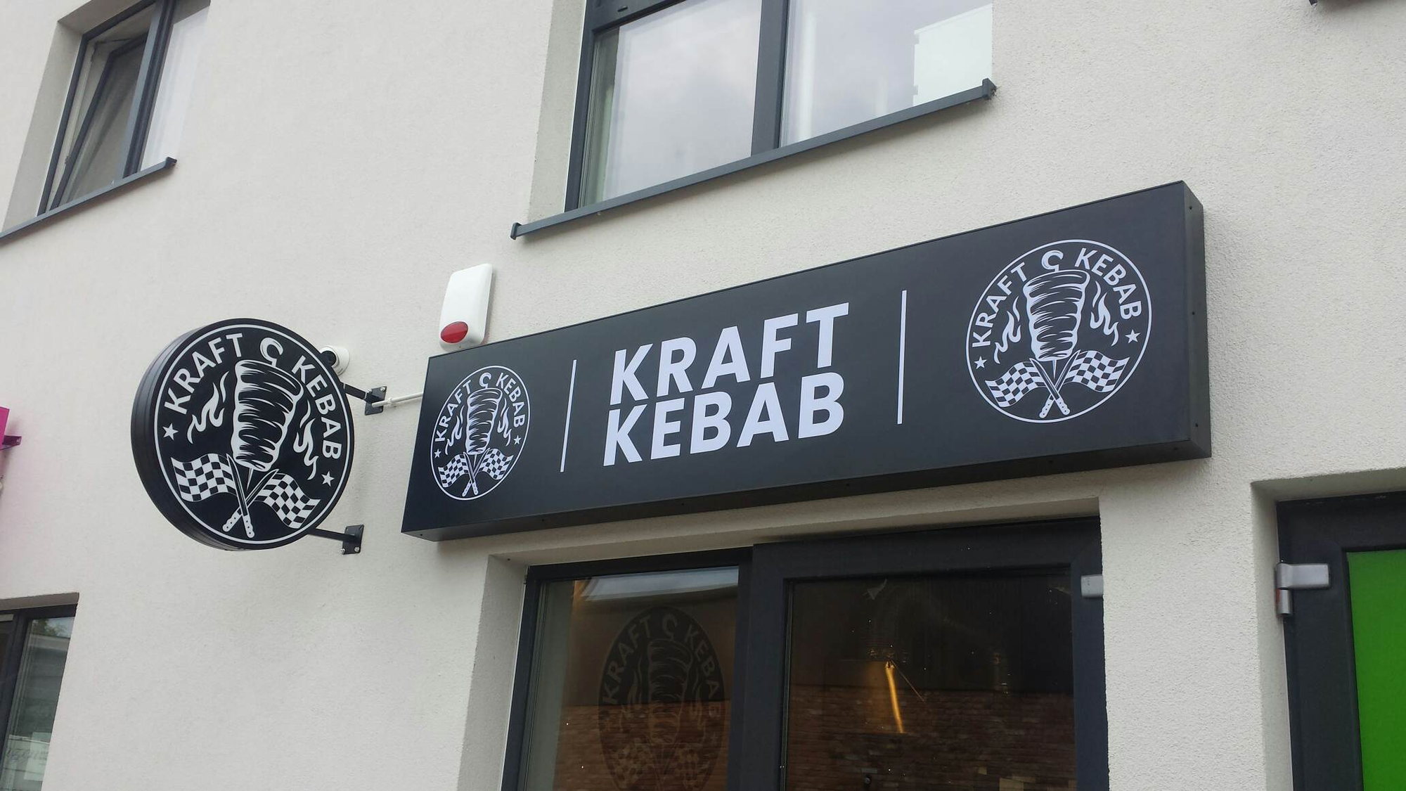 Szyld i kaseton Kraft Kebab na elewacji lokalu